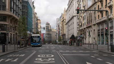 Madrid renueva su ritual del puente de agosto: calles vacías, verbenas y atascos en las carreteras