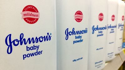 Johnson & Johnson retira del mercado mundial su polvo de talco