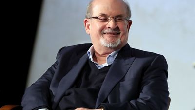 ¿Quién es Salman Rushdie y por qué le condenaron a muerte?