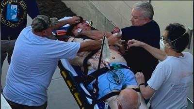 Salman Rushdie, muy grave, puede perder un ojo y tiene el hígado dañado tras el ataque