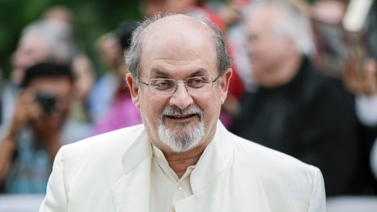 Salman Rushdie lucha por su vida y su agresor es acusado de intento de asesinato
