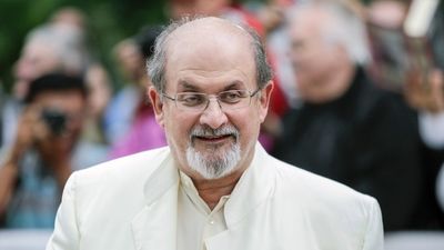 Salman Rushdie lucha por su vida y su agresor es acusado de intento de asesinato