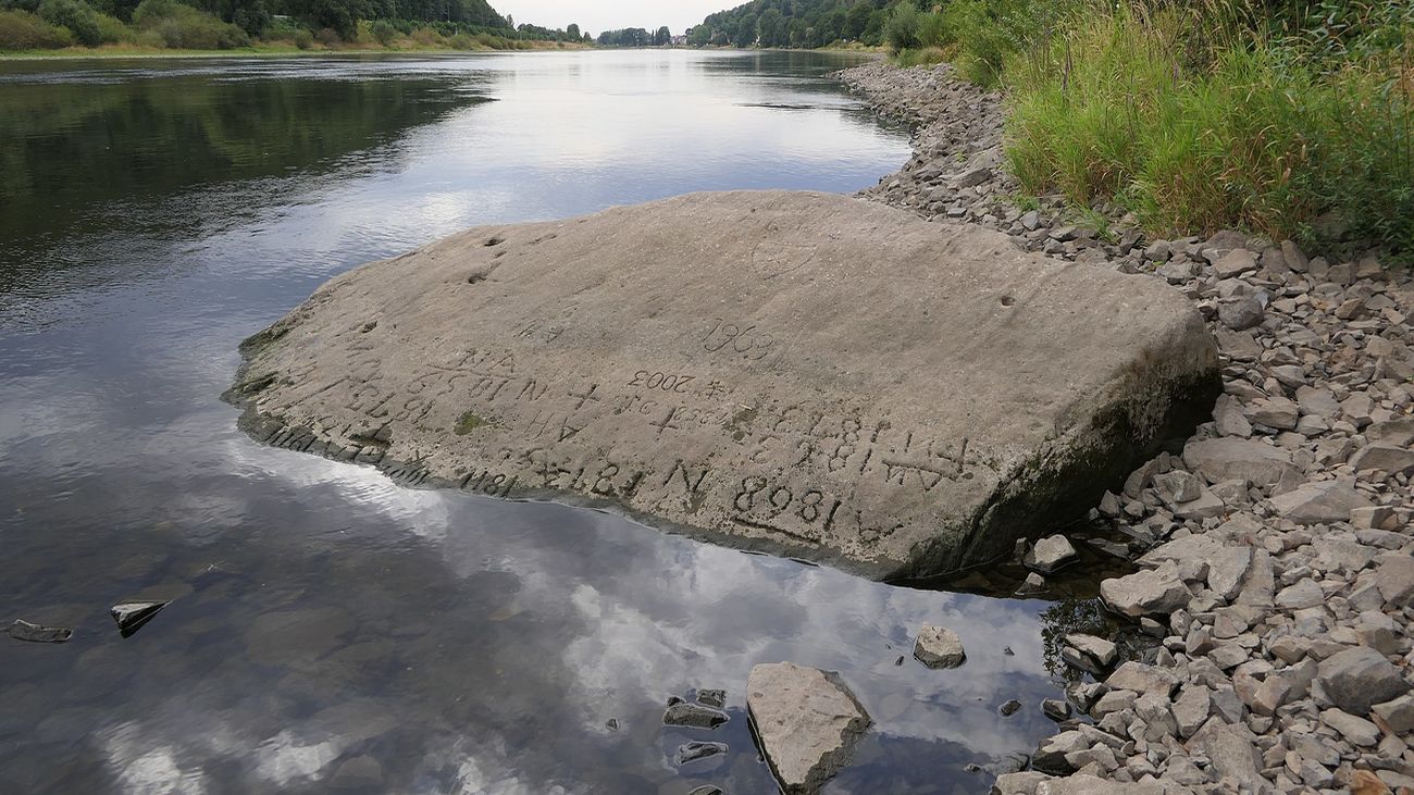 Piedra del hambre en el río Elba en Oberposta (Pirna, Alemania)