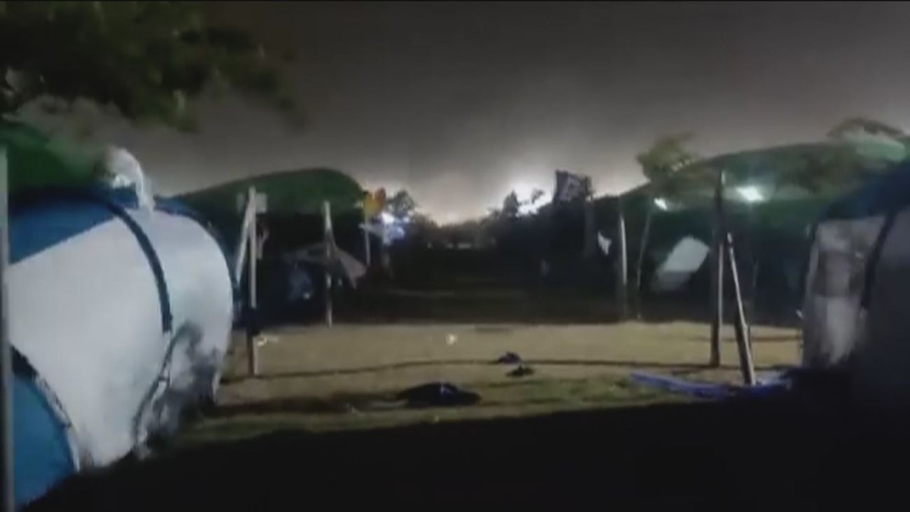 Las fuertes rachas de viento provocan estragos en los festivales de música
