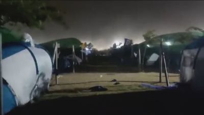 Las fuertes rachas de viento provocan estragos en los festivales de música