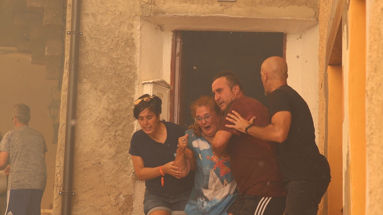 Desesperación, tensión, miedo... imágenes de la angustiosa evacuación de Añón del Moncayo, Zaragoza, por el incendio