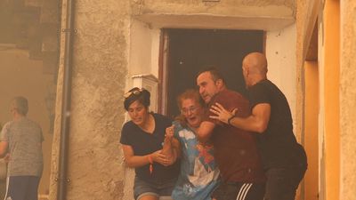 Desesperación, tensión, miedo... imágenes de la angustiosa evacuación de Añón del Moncayo, Zaragoza, por el incendio