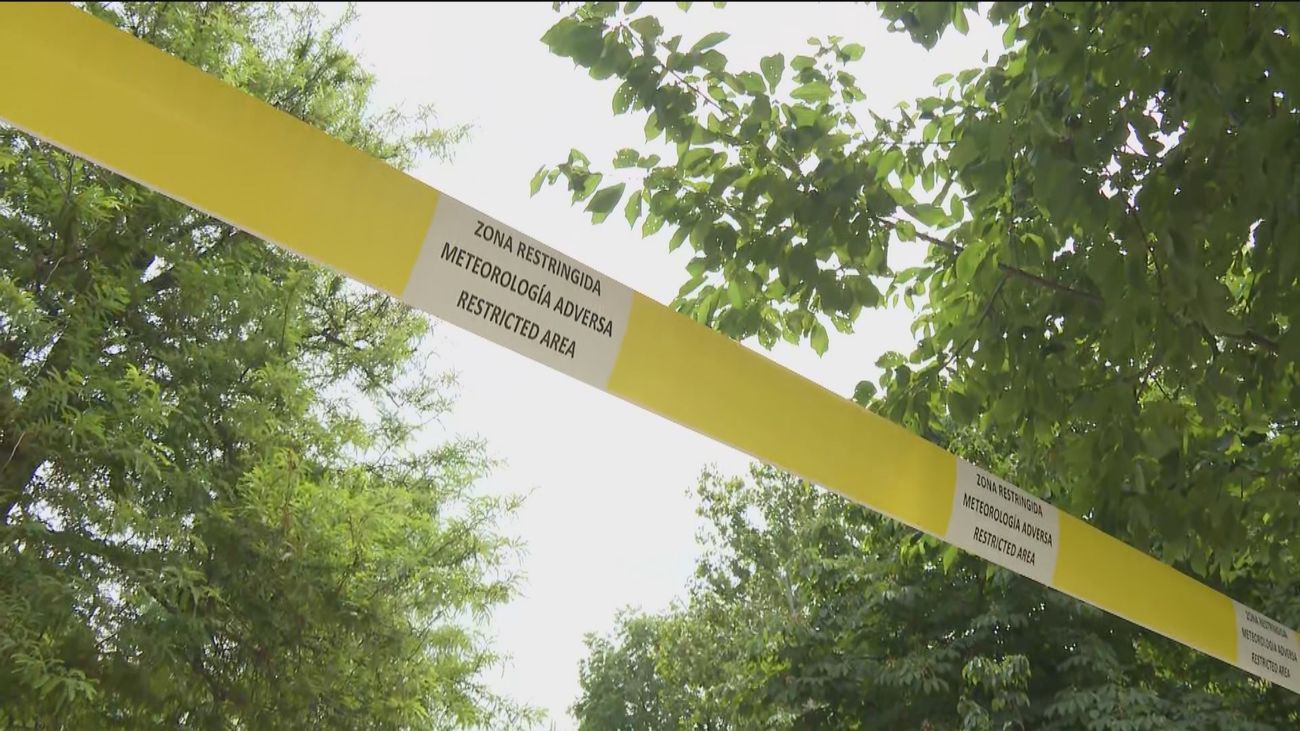 Los grandes parques de Madrid, balizados en este Martes Santo por el mal tiempo