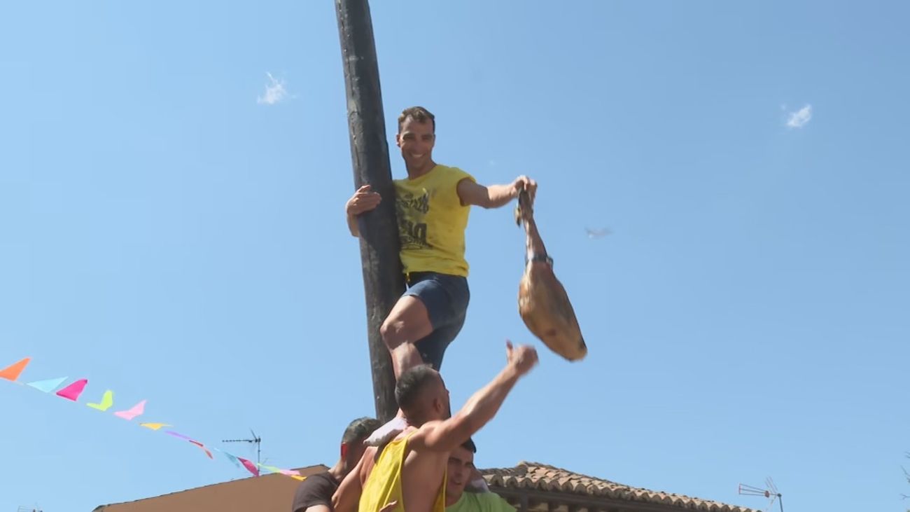 Buitrago celebra sus tradicionales fiestas, cucaña incluida