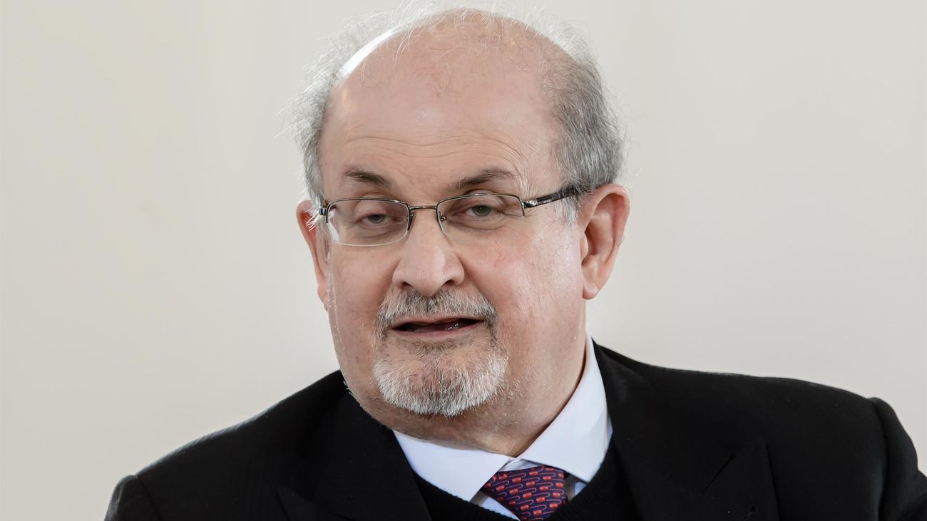 Irán culpa a Salman Rushdie del ataque que sufrió y rechaza lazos con el atacante