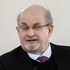 Irán culpa a Salman Rushdie del ataque que sufrió y rechaza lazos con el atacante