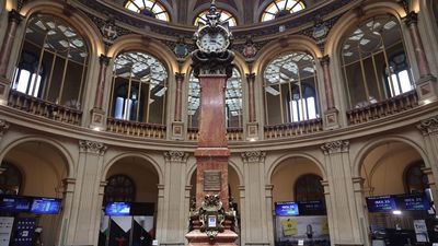 El Ibex 35 modera su caída al 0,8%  y se mantiene por encima de los 7.800 puntos