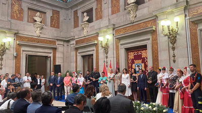 El bombero atropellado recibe una distinción de sus compañeros en La Paloma