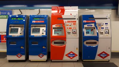 Ayuso anuncia que la Comunidad rebajará al 50% el precio de los abonos de transporte desde septiembre