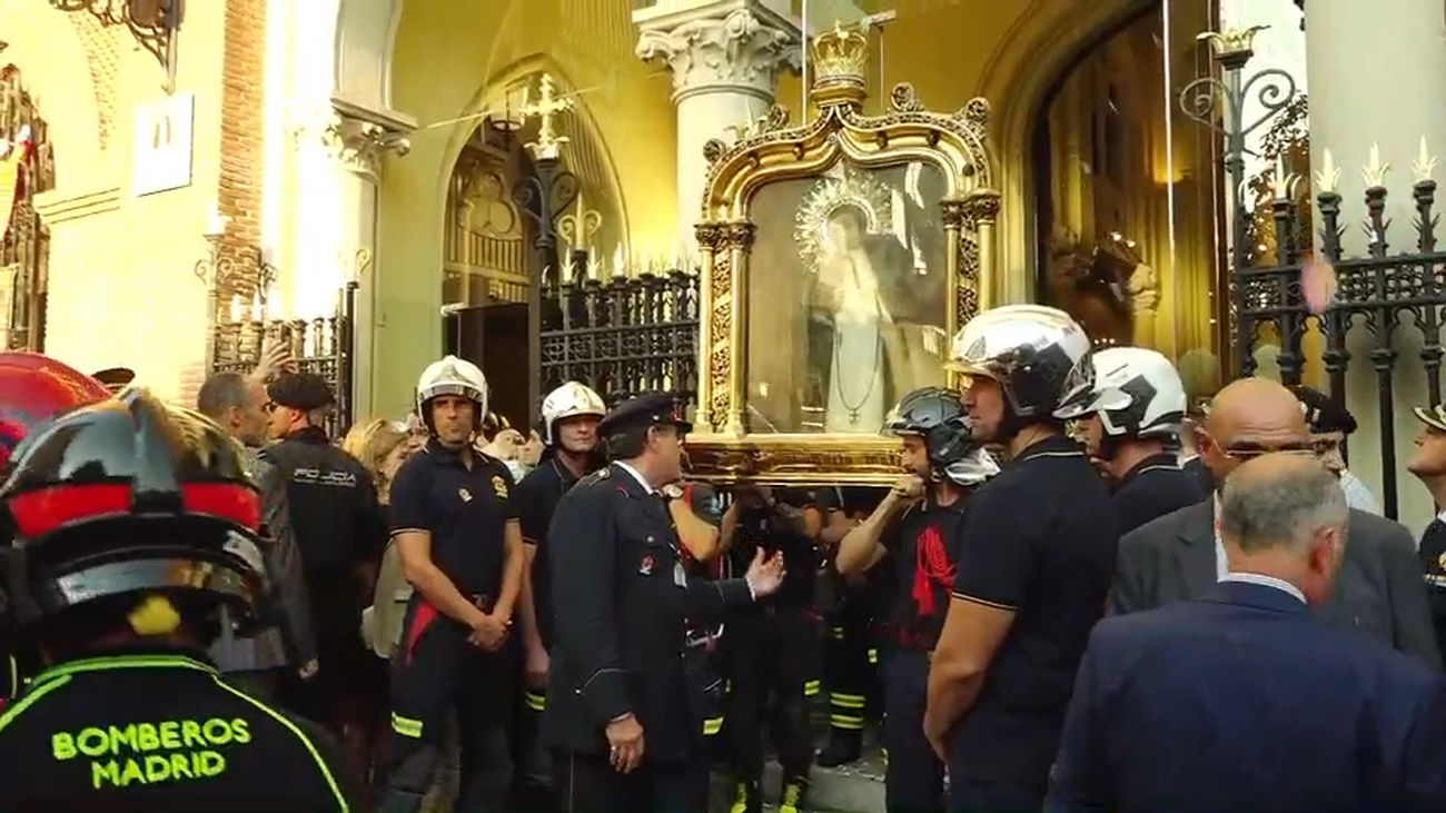 Emoción al salir la Virgen de La Paloma en procesión a hombros de los bomberos de Madrid