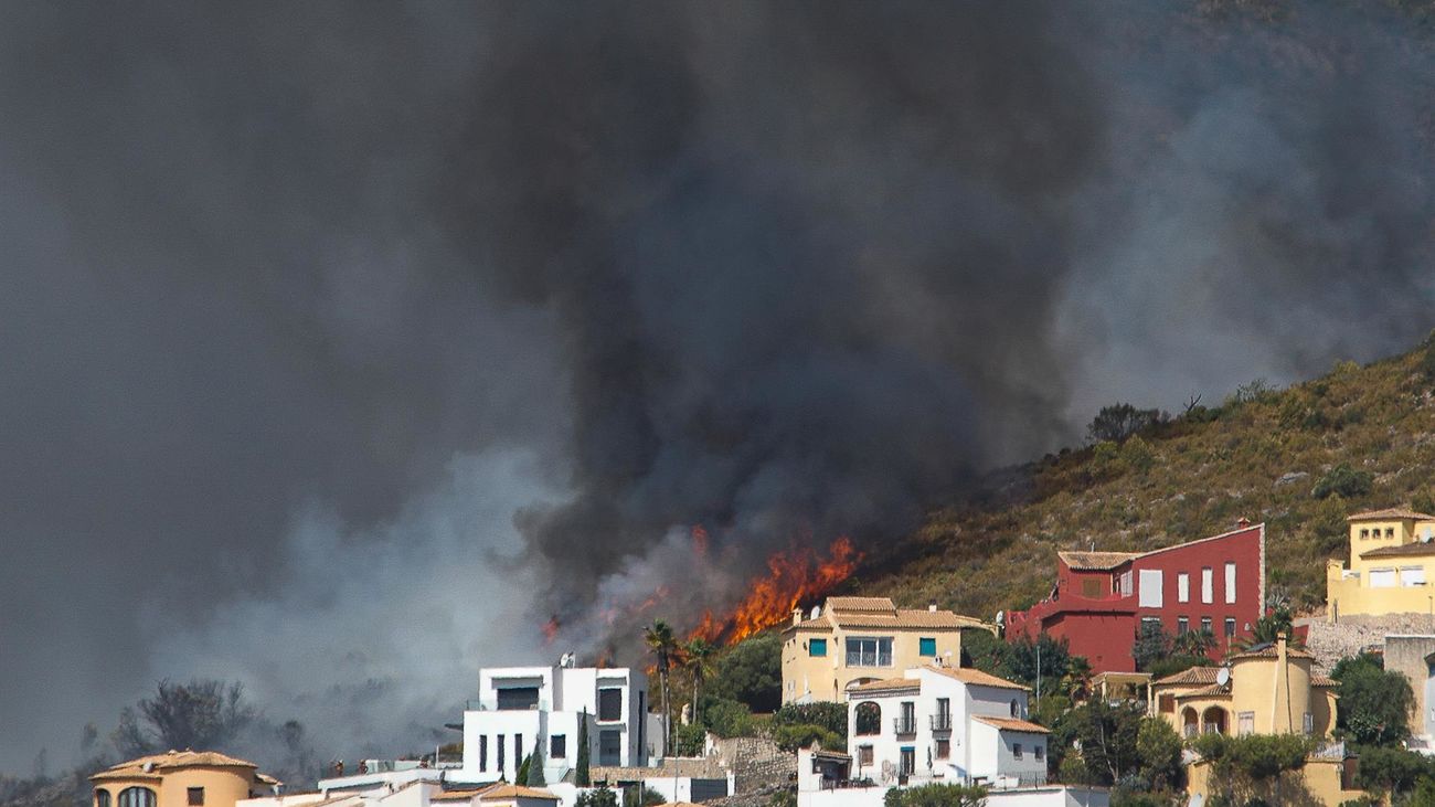 El incendio de Vall d'Ebo obliga a desalojar otras cinco localidades por el avance de las llamas