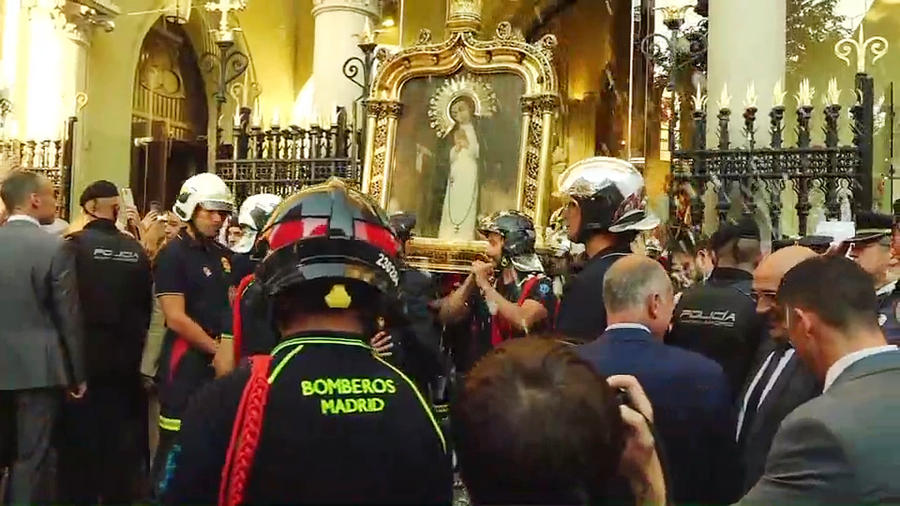 La emotiva salida de la Virgen de la Paloma, tras dos años de pandemia