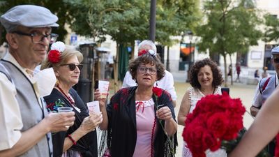 Los madrileños salen a la calle para venerar a la Virgen de La Paloma