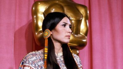 Los Oscar se disculpan con  Sacheen Littlefeather, la indígena que recogió el premio en lugar de Marlon Brando