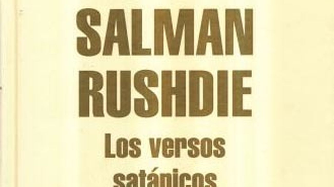 El ataque a Rushdie eleva las ventas de su obra 'Los versos satánicos'