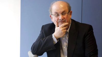 Salman Rushdie habla con los investigadores mientras permanece hospitalizado en Nueva York