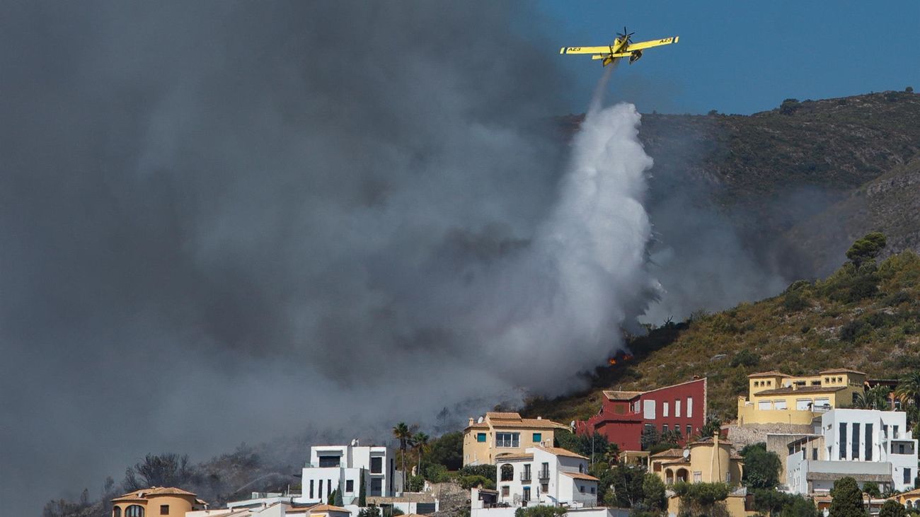 El Incendio de Vall d'Ebo de Alicante, desbocado, obliga a cortar una carretera