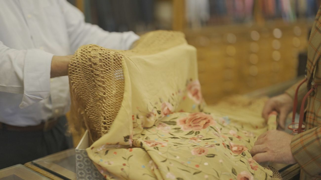 ‘Casa de Diego’, la centenaria tienda donde comprar un buen mantón de Manila