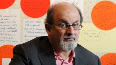 El agresor de Rushdie le acusa de atacar el Islam y niega contacto con Irán