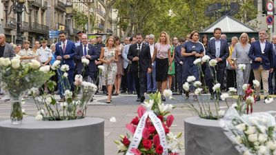 Boicotean el acto de homenaje a las víctimas del 17-A al grito de "España es un estado asesino, queremos la verdad"