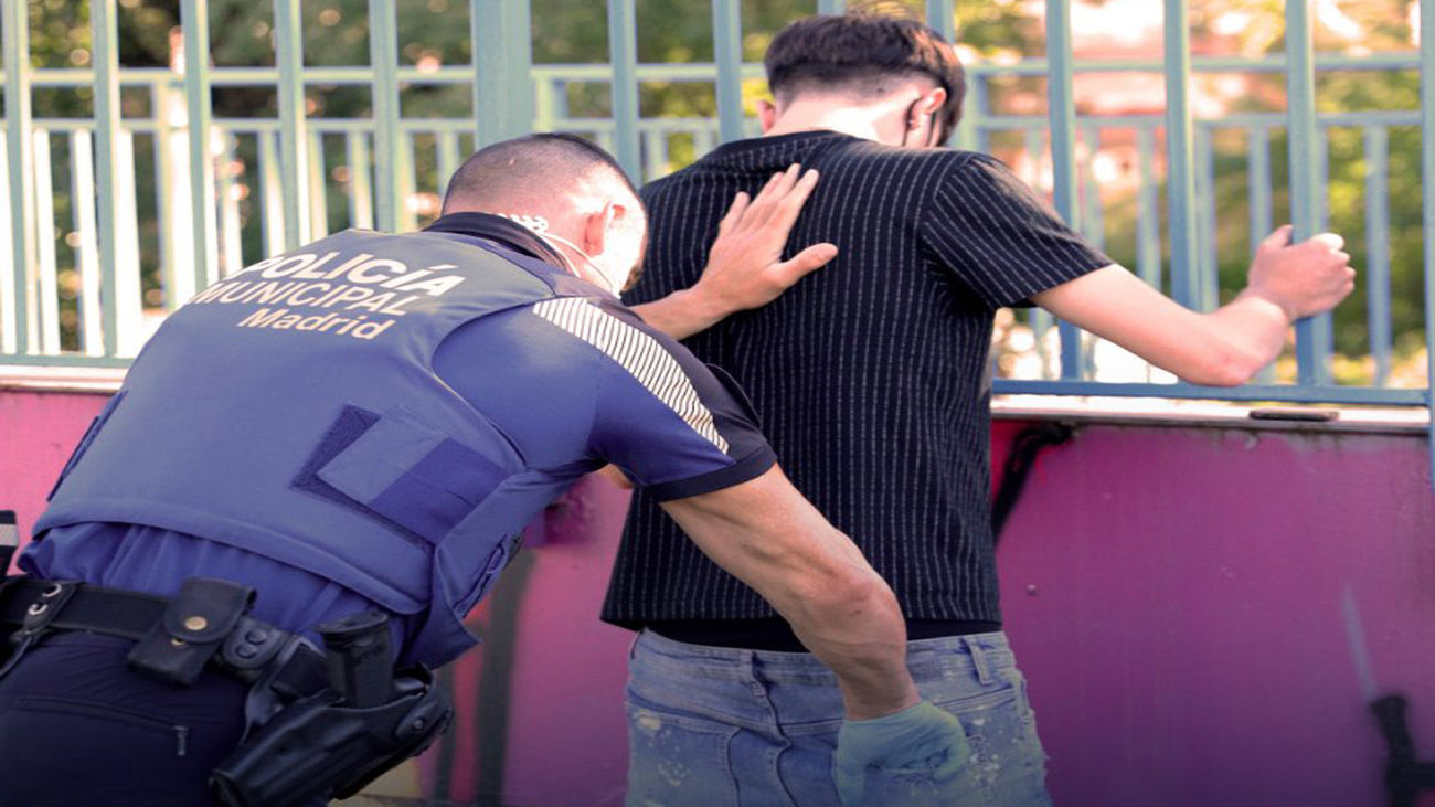 Detenido un menor en Ciudad Lineal con una navaja mariposa de 14 centímetros y una bolsa de marihuana