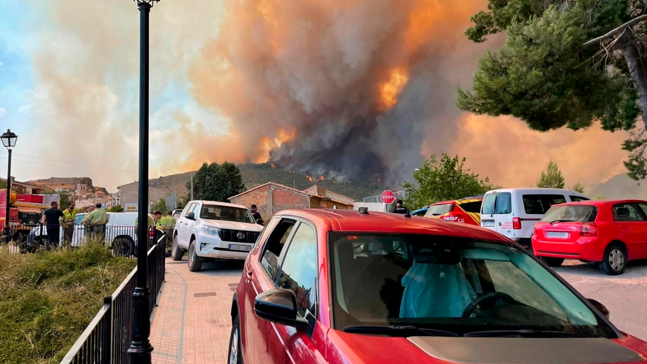 El incendio de Bejís avanza hacia el sur mientras en Vall d'Ebo regresan a las casas
