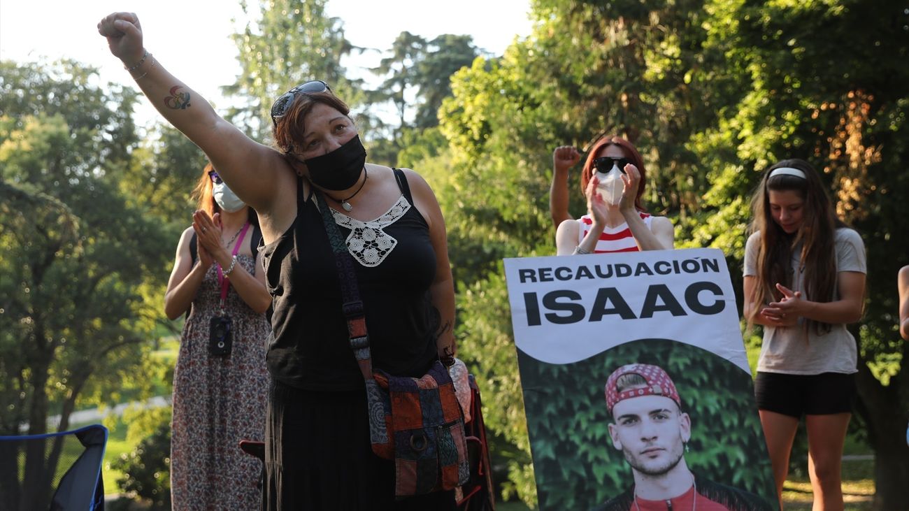 La madre y amigos de Isaac protestan contra la puesta en  libertad de los menores implicados en el asesinato del joven