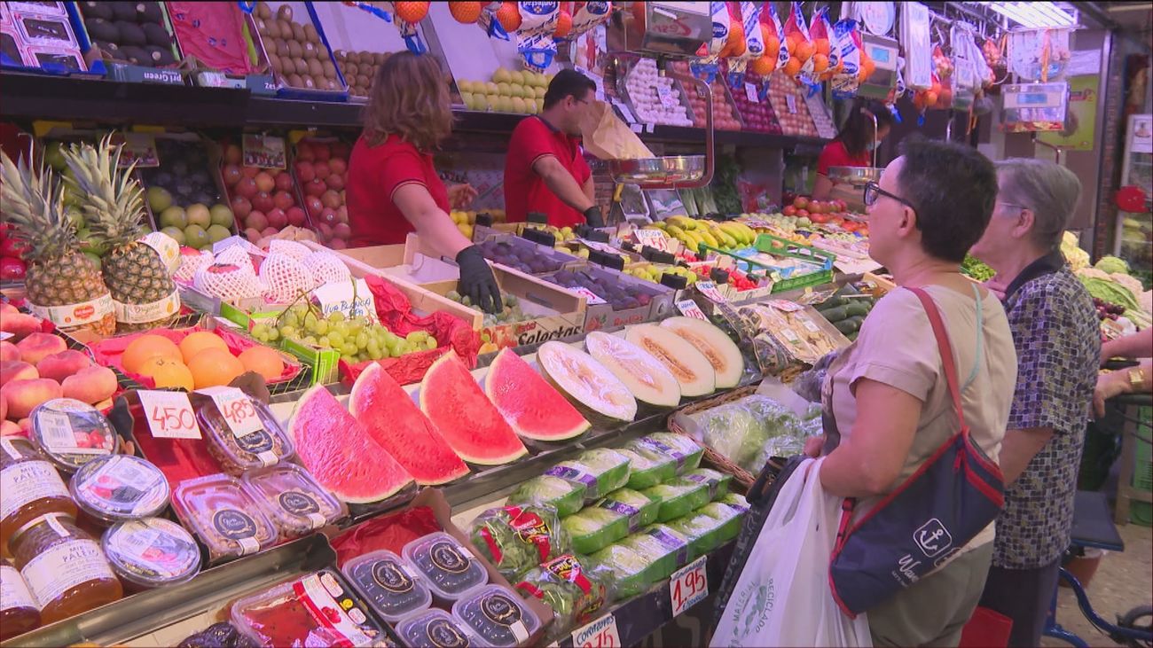 Los productos frescos, un artículo de lujo: la inflación obliga a muchos a reducir la compra de fruta y pescado