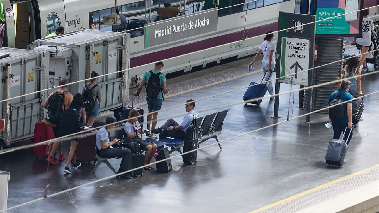 Viajeros esperando el tren en la estación de Atocha