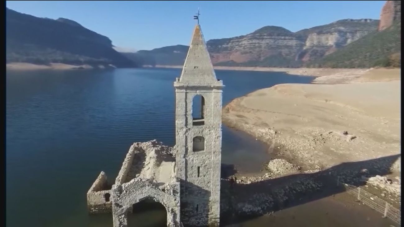 Monumentos emergen de los embalses bajo mínimos