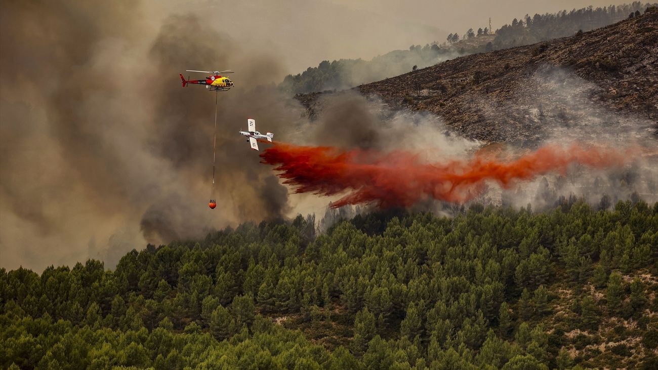 La Comunidad Valenciana lucha contra los incendios pendiente de la lluvia