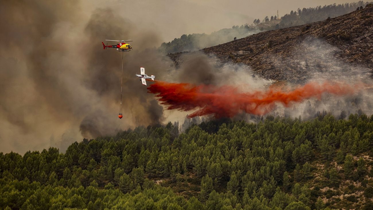 Un helicóptero trabaja en las labores de extinción de un incendio declarado en Bejís, a 17 de agosto de 2022, en Bejís, Castellón, Comunidad Valenciana