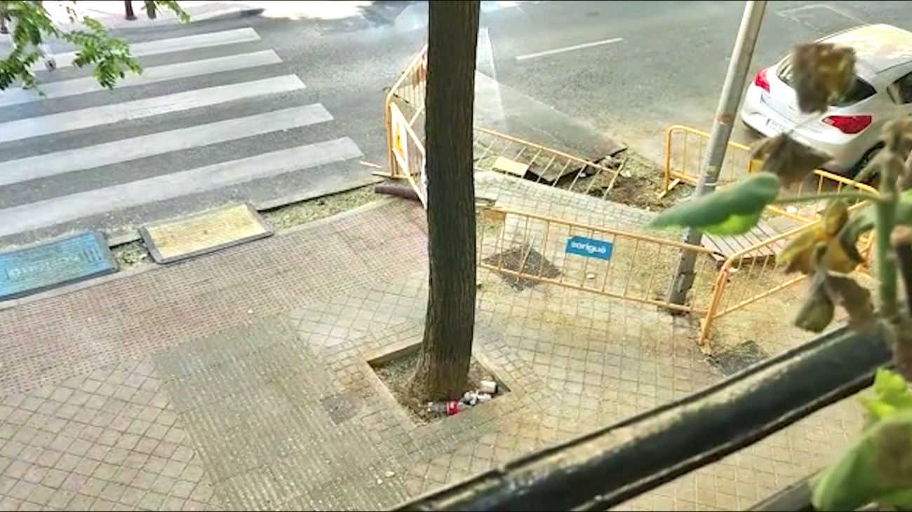 Obras inacabadas y zanjas abiertas en la calle Doce de Octubre, Retiro