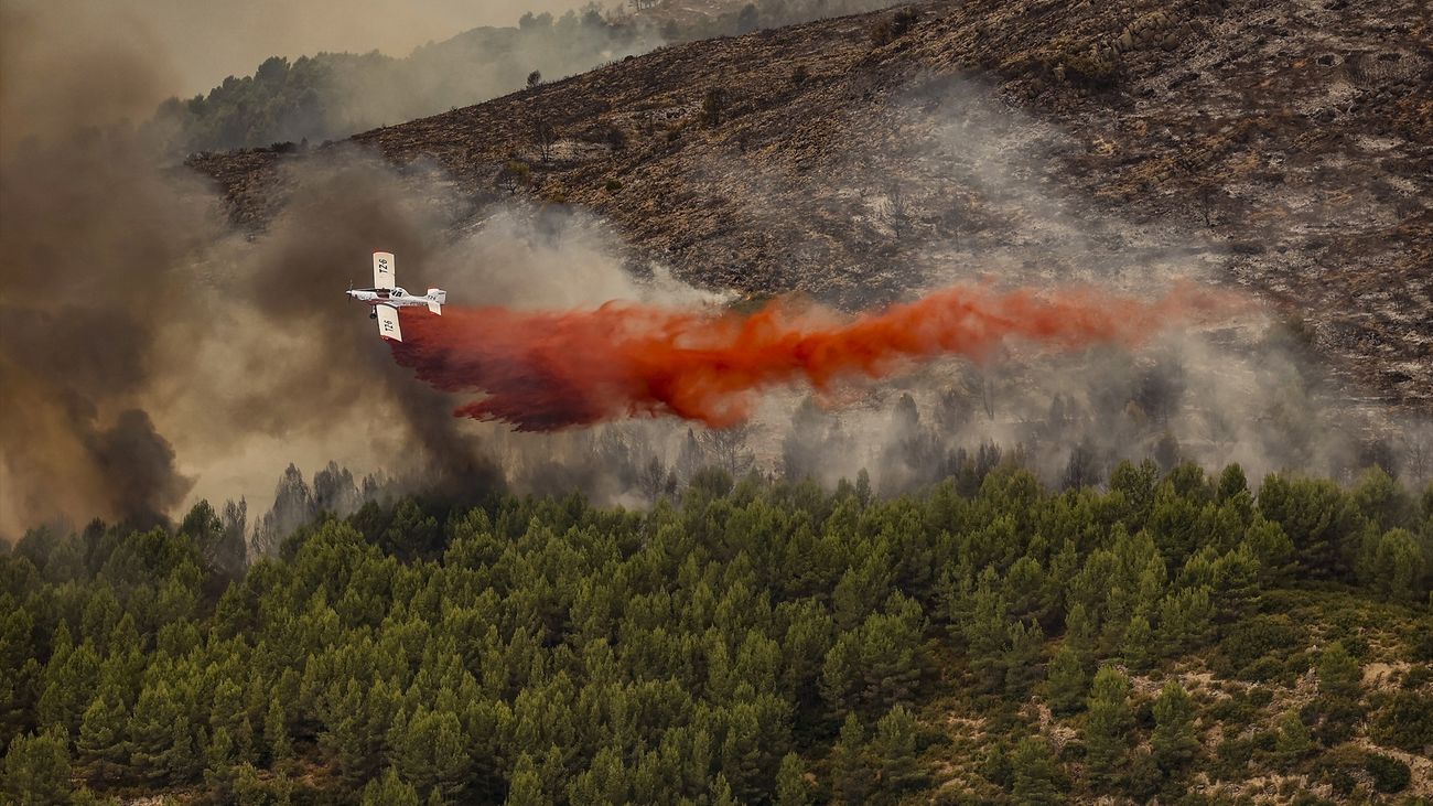 Un helicóptero trabaja en las labores de extinción de un incendio declarado en Bejís,