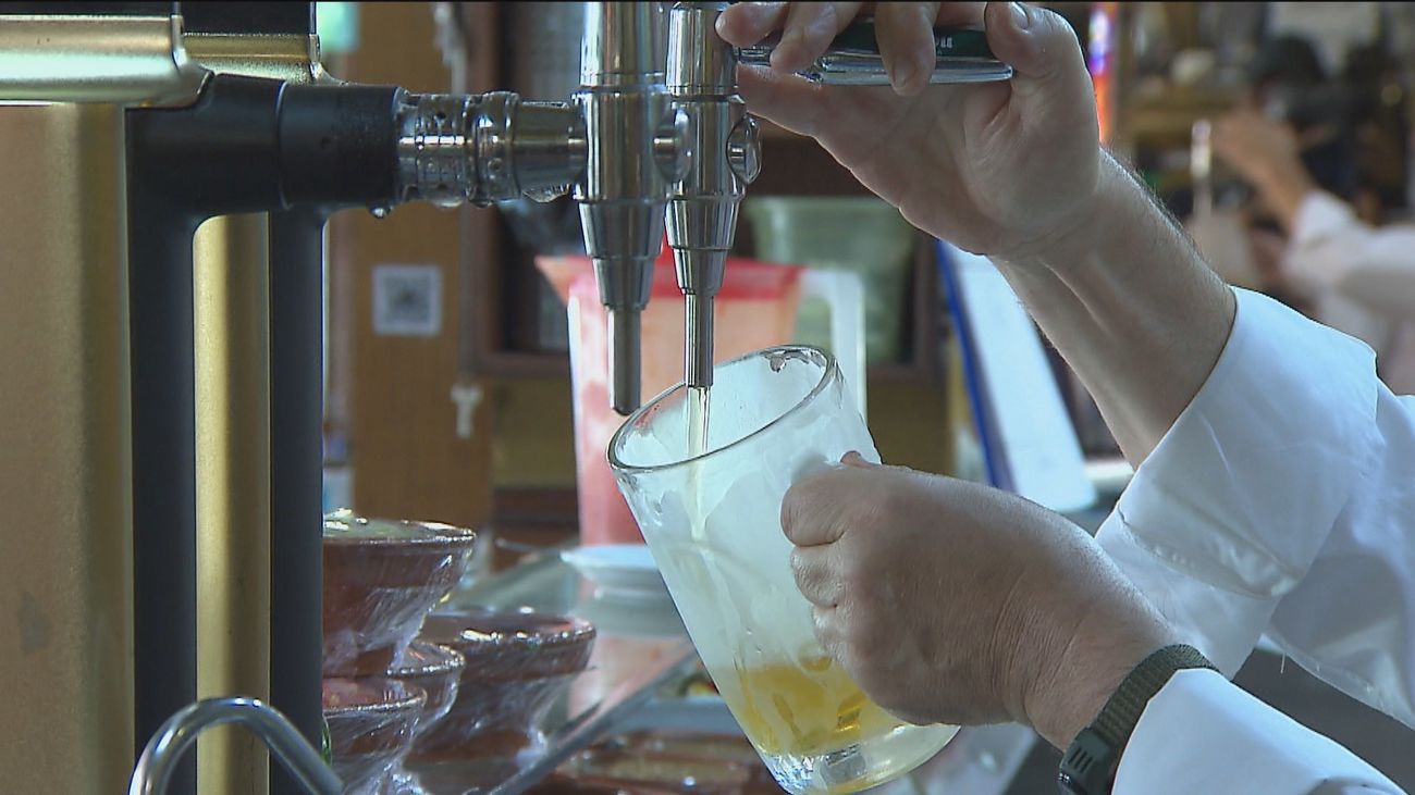 Los españoles cambian la caña de cerveza por la doble