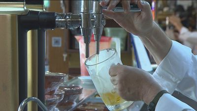 Los españoles cambian la caña de cerveza por la doble