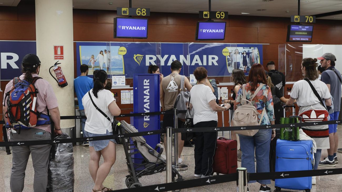 Aburrido Contando insectos cocaína La jornada de huelga de este jueves en Ryanair acumula 310 retrasos pero  sin cancelaciones