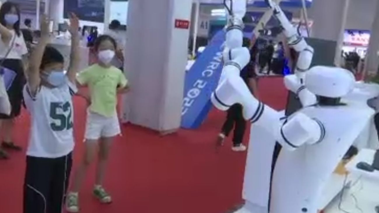 Robots que cuidan ancianos o que apagan fuegos: la innovación más sofisticada en la feria anual de robótica de Pekín