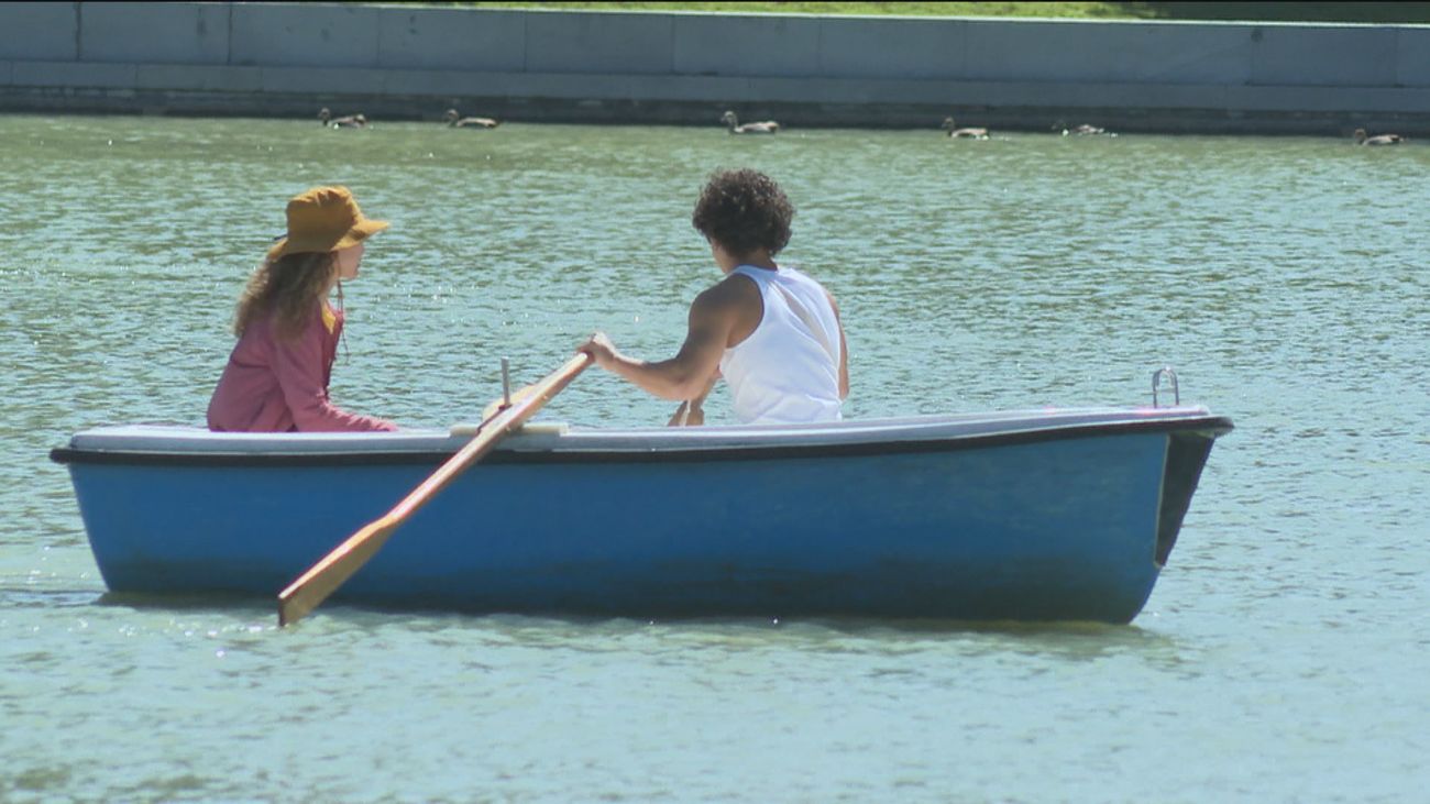 Dos personas en barca en el lago del parque El Retiro, Madrid