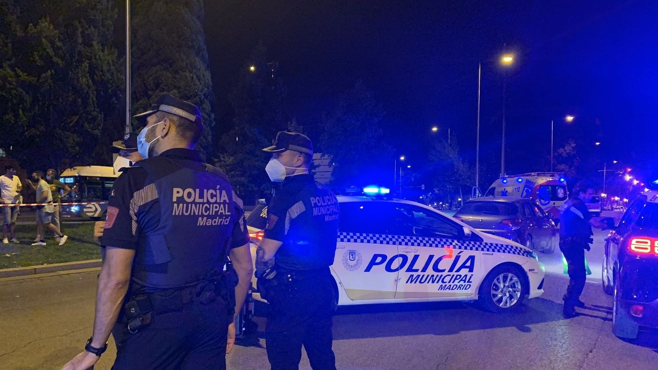 Policía Municipal de Madrid vigilando una zona de botellones