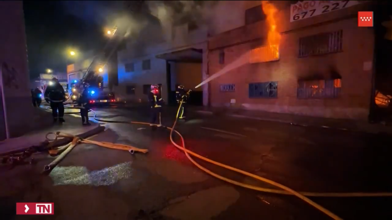 Un incendio arrasa una nave de palets en Fuenlabrada