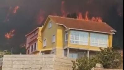 Alarma en Moaña, Pontevedra, por un incendio que amenaza varias casas y corta la autovía