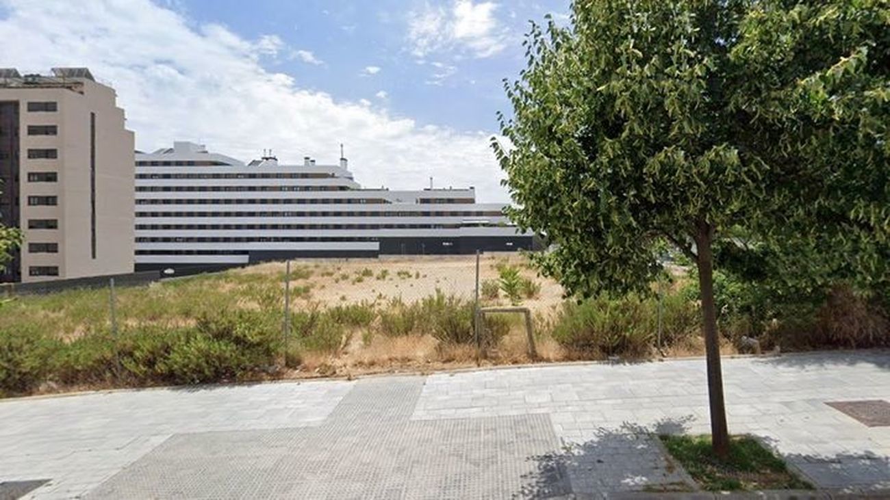 Terrenos previstos para el centro de salud en la Avenida de Secundino Zuazo, en Valdebebas