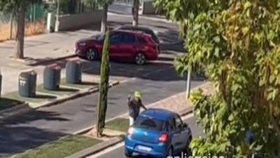 Un ciclista que circulaba en sentido contrario en Torrejón rompe el retrovisor de un coche, huye y le persiguen