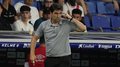 Un delantero y un lateral izquierdo, las demandas de Iraola